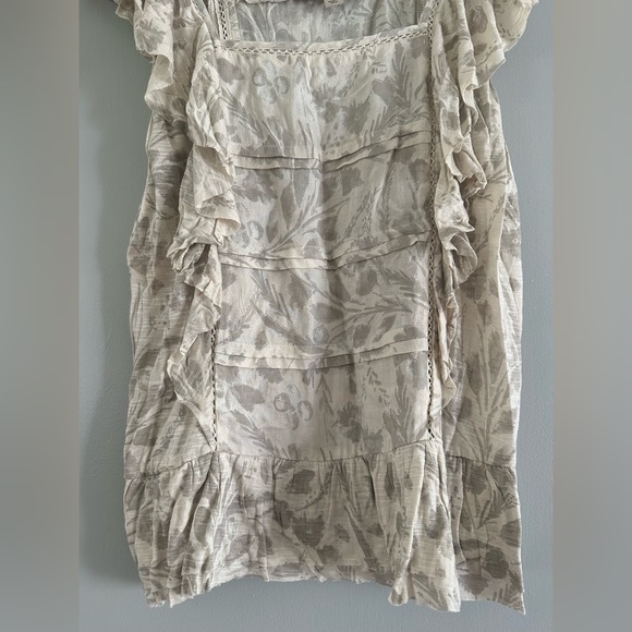 Vintage Lucky brand ruffled floral t-shirt with square neckline. - Picture 3 of 9